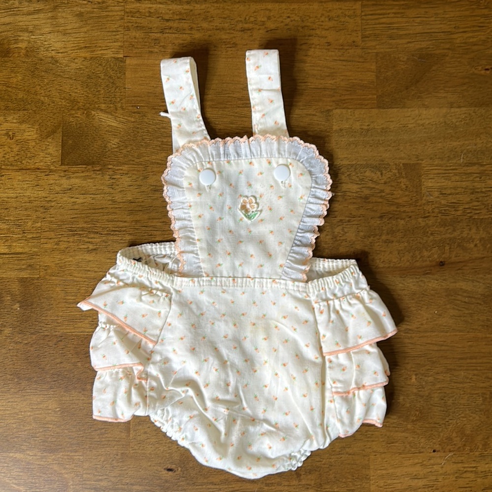 Vintage 1970’s 12 month baby Onesie White/Peach Flowers - Christmas